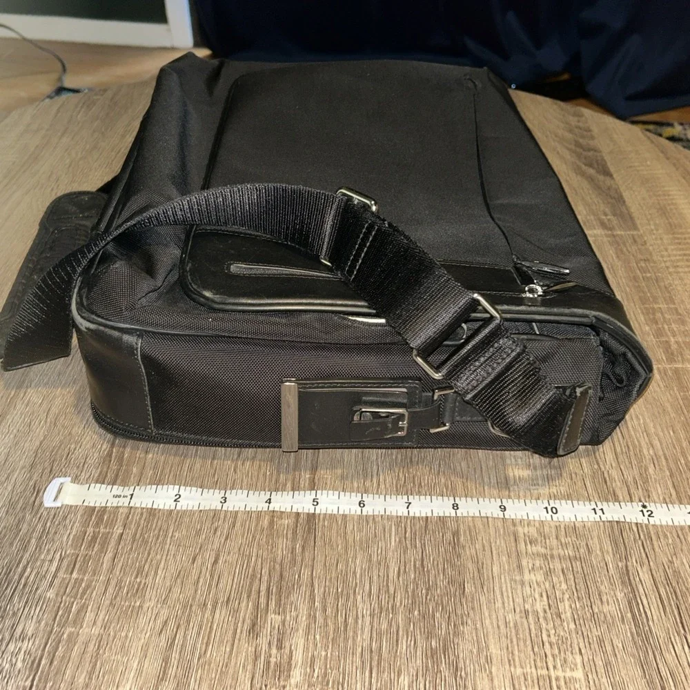 TUMI Arrive Galeao Messenger‎ Bag Laptop Black Nylon Leather 25671D